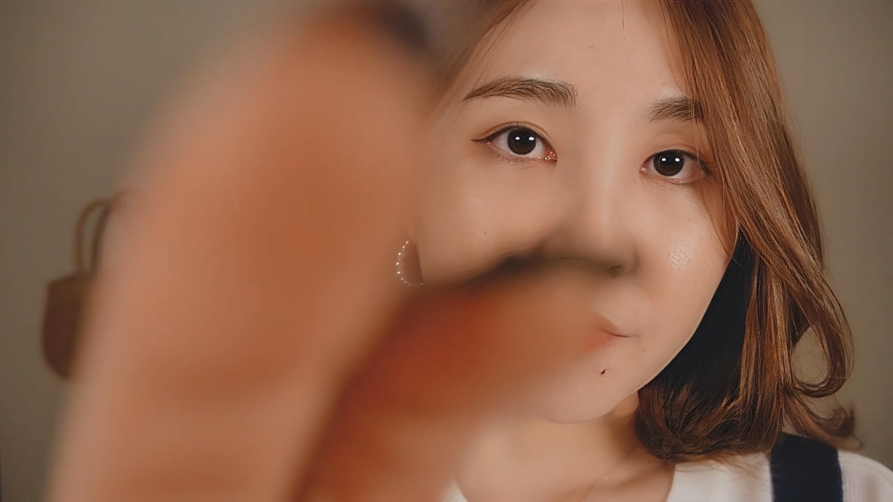 当我看着它时，我闭上眼睛，轻点屏幕并轻声说 ASMR